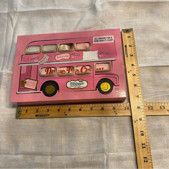 NWT The Vintage Cosmetics gift set. in box - Picture 4 of 8